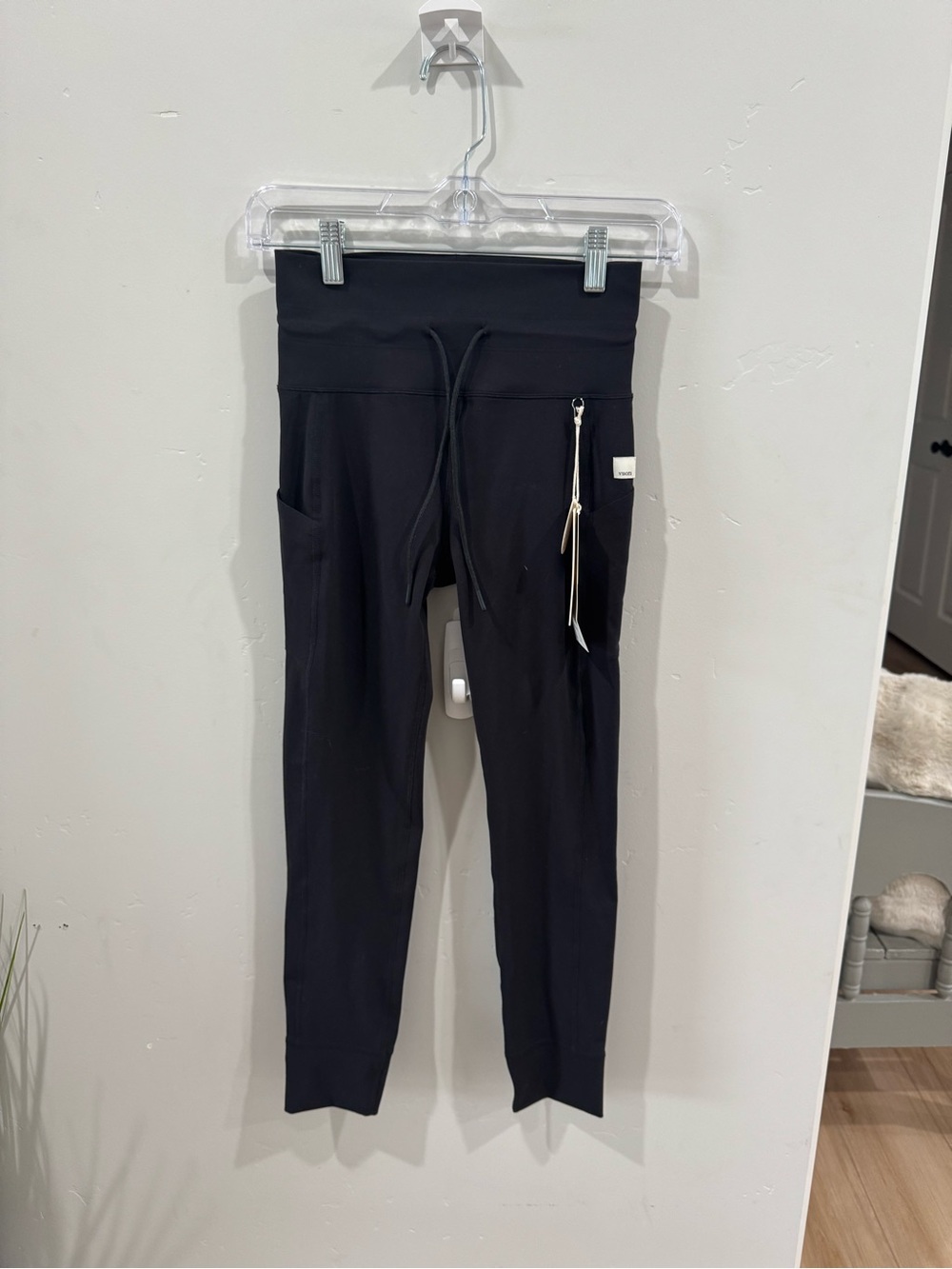 Vuori Black High-Rise Performance Leggings with Side Pockets size small